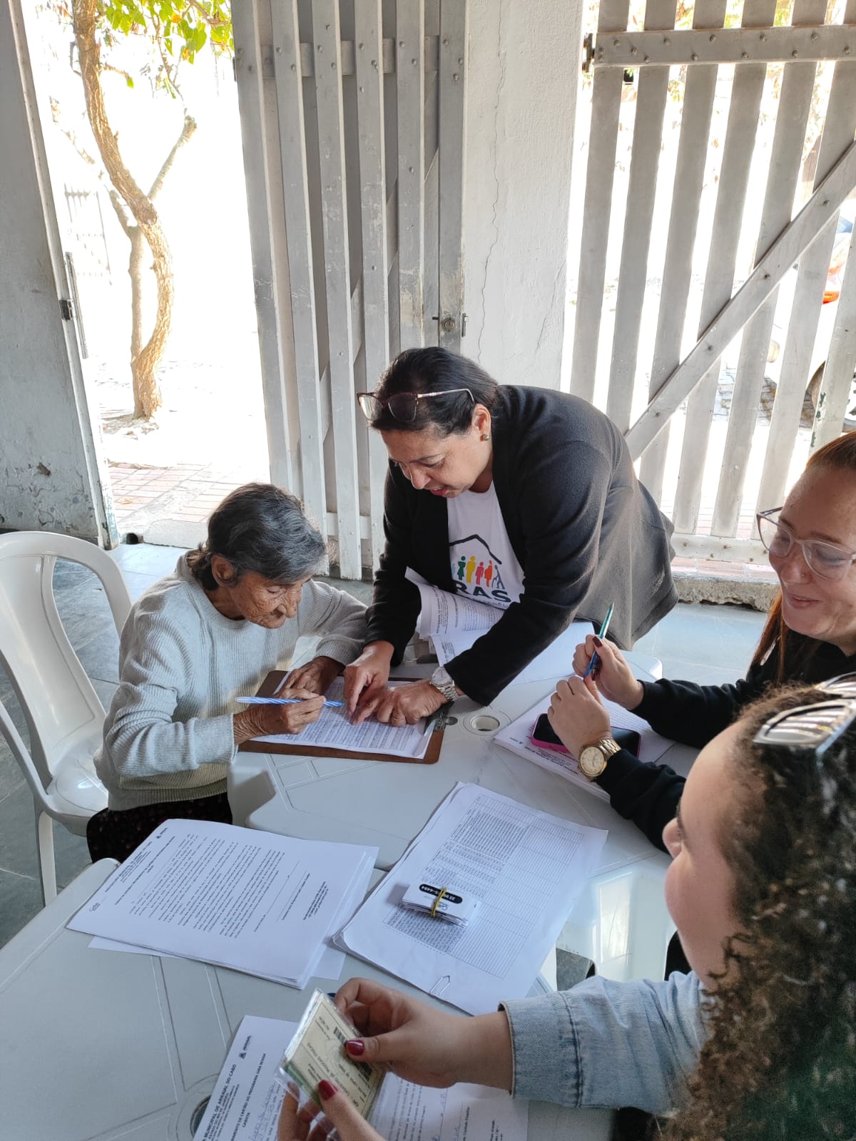 Entrega de cartões do Programa Gira Renda Cabista chega ao distrito de Figueira
