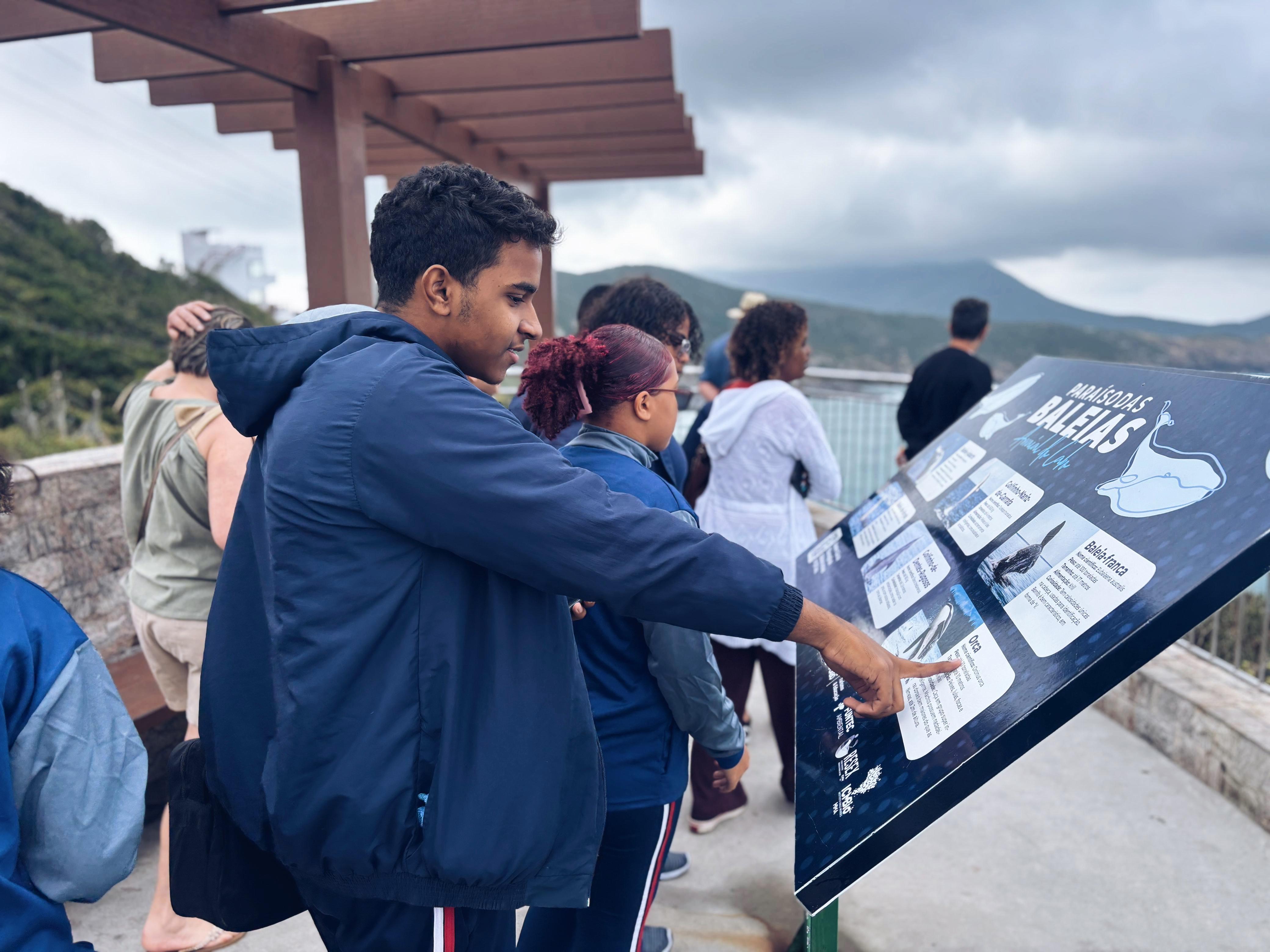 Alunos vivenciam experiência de pesquisa sobre baleias e golfinhos em Arraial do Cabo